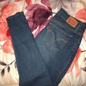 SOLD🤩 NWOT LEVI’S Skinny Jeans